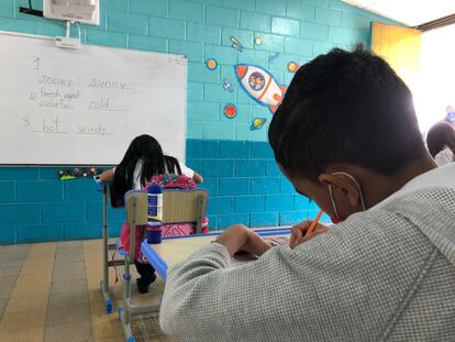 La escuela Juan Santamaría, en el municipio Curridabat, recibe niños de barrios marginados y de familias acomodadas. Tienen acceso a tecnología e infraestructura bien adecuadas, aunque el retorno ha sido paulatino, pues dividieron en tres cada grupo.