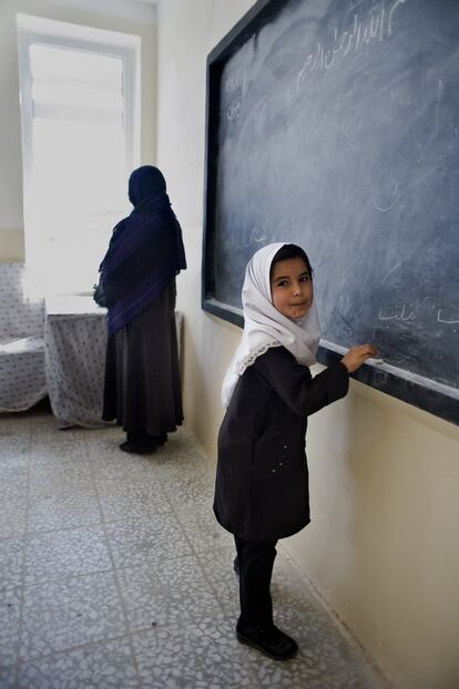 Qala i Nao, Afganistán. En la pizarra, una de las más de 1.000 alumnas de las escuelas de educación secundaria de la provincia de Baghdis, una de las más pobres del país. Durante 10 años, la cooperación española trabajó en esta provincia afgana para dotar a sus habitantes de atención sanitaria, educación, infraestructuras de comunicación, un sistema de agua y saneamiento y para promover su agricultura y desarrollo rural. <p>Uno de los objetivos de la Aecid es hacer efectivo el derecho a la educación para todas las personas, fortaleciendo los sistemas públicos y apoyando la generación de oportunidades educativas de calidad, inclusivas y equitativas, que faciliten el desarrollo de las capacidades necesarias para llevar una vida digna.</p>