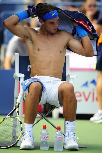 Rafael Nadal, durante un descanso del partido contra Nalbandian.