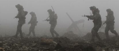 Soldados surcoreanos participan en los ejercicios en Dangjing, en la frontera con Corea del Norte.