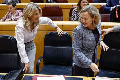 La vicepresidenta segunda y ministra de Trabajo, Yolanda Díaz, y la vicepresidenta primera y titular de Economía, Nadia Calviño, durante la sesión de Control al Gobierno celebrada este martes en el Senado. El PP carga contra la ley de amnistía y el PSOE contra el bloqueo del CGPJ.