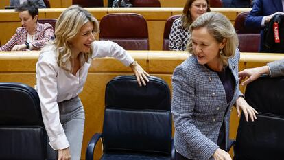 La vicepresidenta segunda y ministra de Trabajo, Yolanda Díaz, y la vicepresidenta primera y titular de Economía, Nadia Calviño, durante la sesión de control al Gobierno celebrada este martes en el Senado.