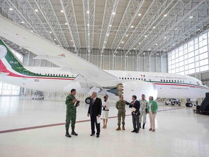 El presidente de México, Andrés Manuel López Obrador, en el Hangar de la Fuerza Aérea Mexicana en donde se alberga el avión presidencial TP-01 "José María Morelos y Pavón", el 27 de julio de 2020. Lo acompañaron  Luis Cresencio Sandoval González, secretario de la Defensa Nacional.