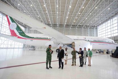Andrés Manuel López Obrador, con el avión presidencial de México