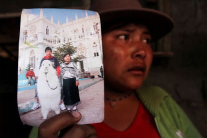 Angelita Lala muestra una fotografía en la que aparece con su esposo, Luis Freddy Lala Pomavilla, único superviviente de la matanza.