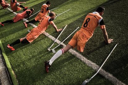El equipo de fútbol para personas con discapacidad que se entrena en Deir Al-Balah. La mayoría de los jugadores han resultado heridos y amputados a causa de bombardeos israelíes en los últimos años en Gaza.
