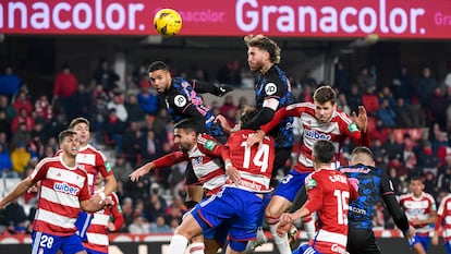 Sergio Ramos emerge para hacer el tercer tanto del Sevilla ante el Granada.