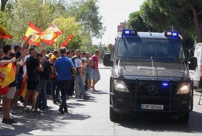 Concentración de apoyo a la Guardia Civil y la Policía Nacional en la comisaría de Moratalaz.