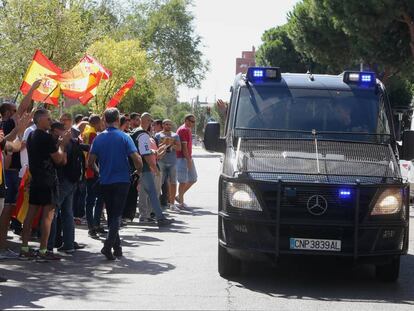 Concentraci&oacute;n de apoyo a la Guardia Civil y la Polic&iacute;a Nacional en la comisar&iacute;a de Moratalaz.
 