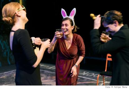 De izquierda a derecha, Cristina Genebat, Clara Segura y Marta Marco en una escena de 'Les noies de Mossbank Road'.