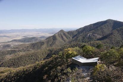 Mirante Las Cruces, Jalisco (México), 2009. Uma estrada de 117 quilômetros projetada por nove arquitetos tem este volume de concreto em um lugar elevado que emoldura a paisagem, protege o peregrino e resiste ao vandalismo.