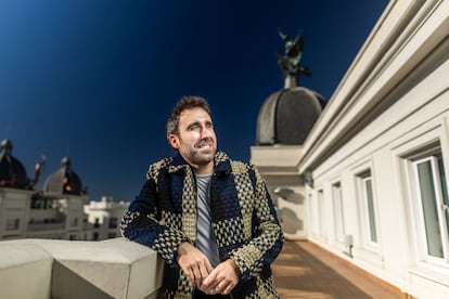 Aitor Albizua, presentador de 'Cifras y letras', el 14 de enero en la terraza de la Cadena SER, en la Gran Vía de Madrid.