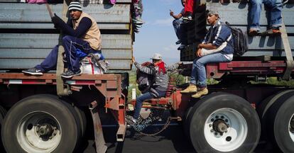 Migrantes de la caravana centroamericana, que viaja hacia Estados Unidos, se ubican en la parte superior de un camión mientras se dirigen a Irapuato desde Querétaro (México), el 12 de noviembre de 2018.