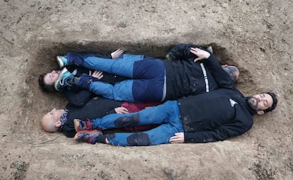 Parte del equipo que ha trabajado en la exhumación se introduce en la fosa de Adradas imitando la forma en que fueron enterrados los cuerpos de las cuatro víctimas, asesinadas en 1936.