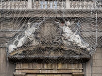 Detalle del edificio de la antigua Foneria de Canons, en la Rambla de Barcelona, pendiente de rehabilitación.