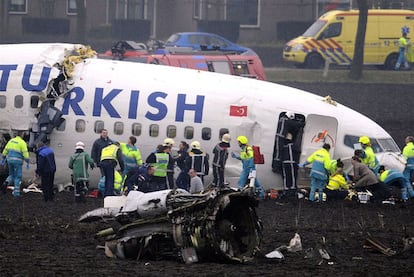 Imagen tomada el 25 de febrero de 2009, minutos después de que un Boeing 737-800 de Turkish Airlines se estrellara durante la maniobra de aproximación al aeropuerto de Schipol-Amsterdam (Holanda). Los investigadores del accidente han presentado hoy su informe, que atribuye el siniestro a un fallo en el altímetro y a la mala reacción de los pilotos.