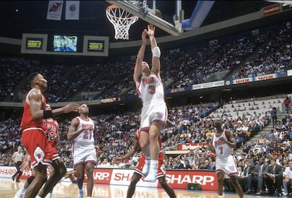 Petrovic, el 3 de los Nets, anota una canasta en un partido frente a los Chicago Bulls en la temporada de 1993 en el Brendan Byrne Arena en New Jersey. 