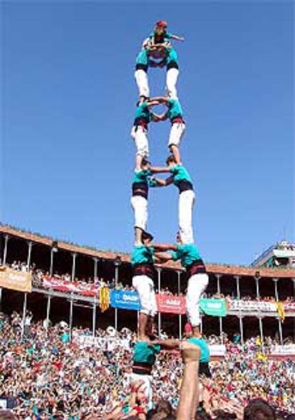 Los Castellers de Vilafranca levantan un <i>dos de vuit</i> en la plaza de toros de Tarragona.