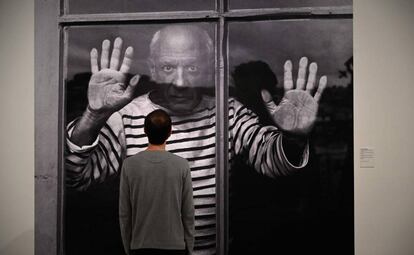 Una imatge de 'Les línies de la mà: Pablo Picasso a Vallauris, 1952', de Robert Doisneau, amb la típica samarreta del pintor.