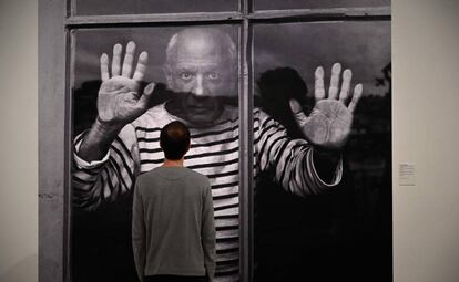 Una imagen de 'Las líneas de la mano: Pablo Pìcasso en Vallauris, 1952', de Robert Doisneau con la típica camiseta del pintor.
