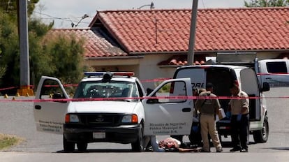 El equipo forense trabaja en la escena del crimen en Guadalupe