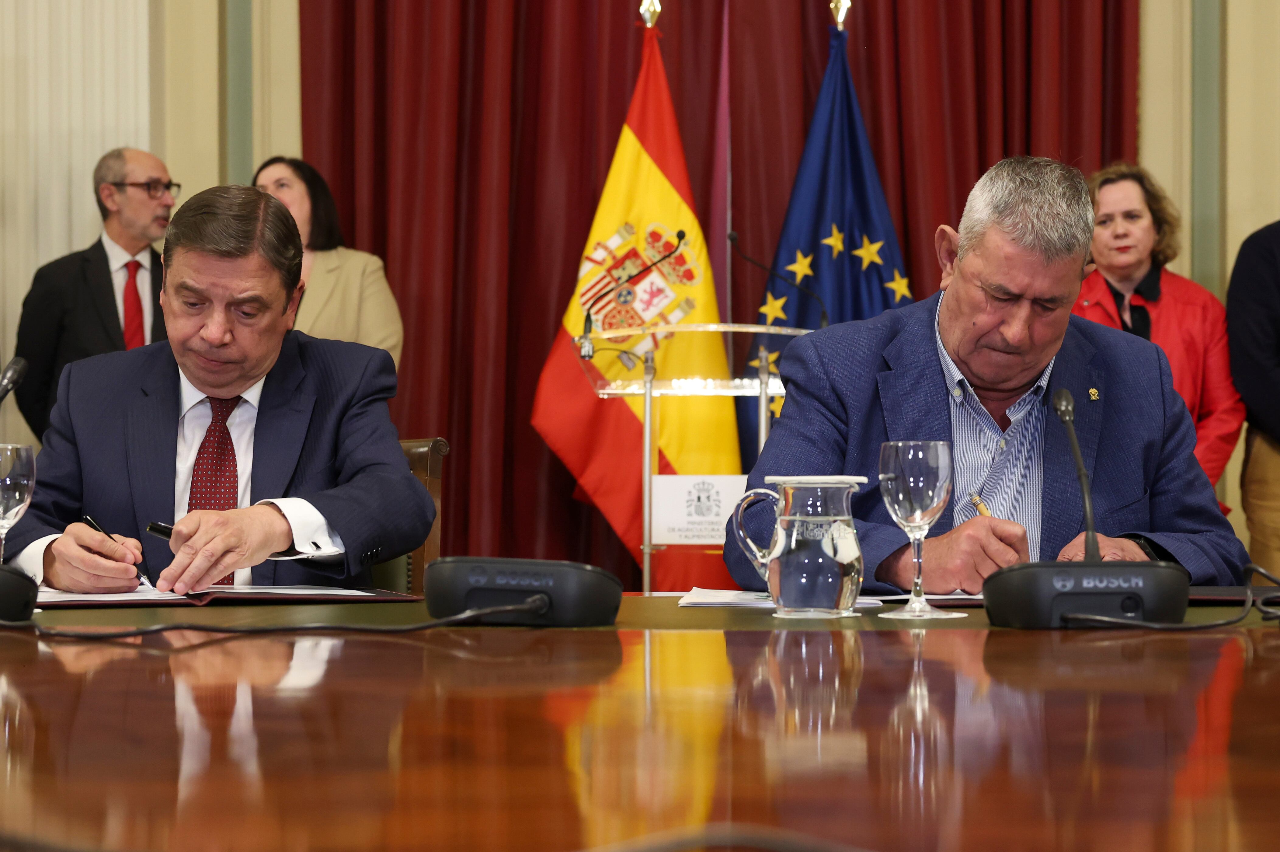 El ministro de Agricultura, Luis Planas (izquierda), y el secretario general de UPA, Lorenzo Ramos Silva, firman el acuerdo de 43 medidas, el 3 de abril.