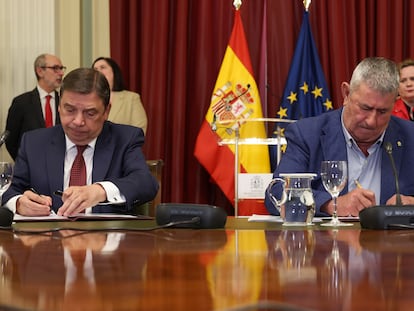 El ministro de Agricultura, Luis Planas (izquierda), y el secretario general de UPA, Lorenzo Ramos Silva, firman el acuerdo de 43 medidas, este miércoles en Madrid.