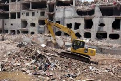 Una grúa limpia los escombros de la fábrica textil derrumbada en la localidad de Dacca. EFE/Archivo