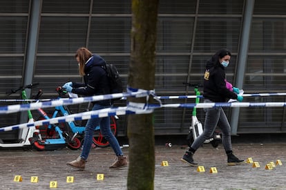 Members of the Scientific Police work outside the Clemenceau Metro station, in Brussels, this Wednesday. 