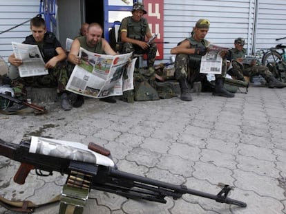 Soldados ucranianos em um posto de controle na cidade de Debaltseve, perto de Donetsk.
