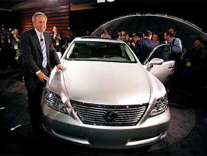 Jim Press, presidente de Toyota y Lexus en Estados Unidos, junto al nuevo LS 460, el automóvil más sofisticado del momento y una de las estrellas del certamen norteamericano.