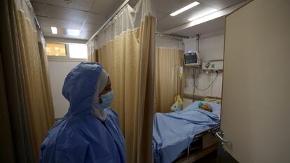 Enfermera en un hospital de El Cairo (Egipto), en abril de 2021.