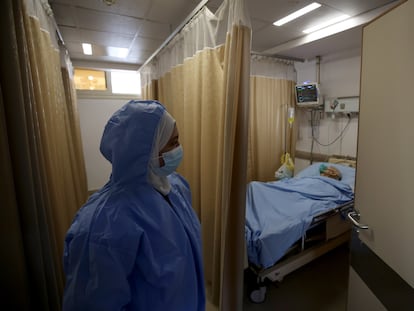 Enfermera en un hospital de El Cairo (Egipto), en abril de 2021.