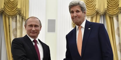 El secretario de Estado estadounidense, John Kerry, junto al presidente ruso, Vlad&iacute;mir Putin.