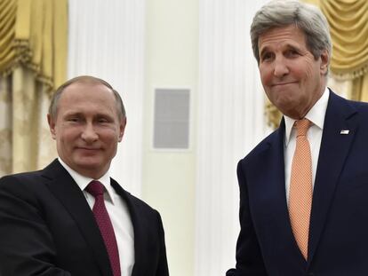 El secretario de Estado estadounidense, John Kerry, junto al presidente ruso, Vlad&iacute;mir Putin.