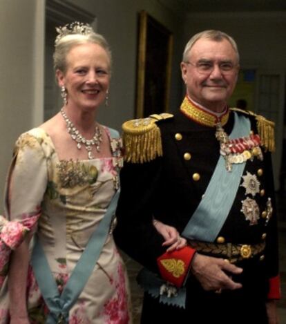 La Reina Margarita y el Principe Henrik asistiendo al banquete de bodas del principe Federico y Mary Donaldson en la catedral de Copenhague.