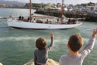 Dos niños despiden a <b><i>El Saltillo</i>, ayer en Hondarribia.</b>