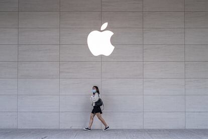 Una mujer pasa por delante de una tienda Apple en Taipéi, Taiwán, el 15 de noviembre