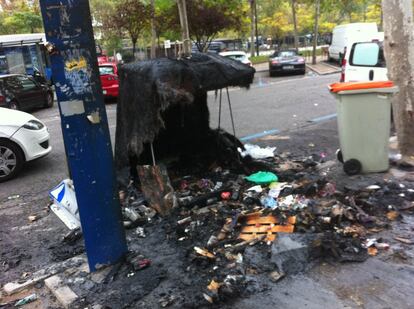 Contenedor calcinado en el paseo de la Castellana.