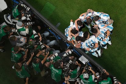 Los jugadores de Argentina celebran el gol de Messi.