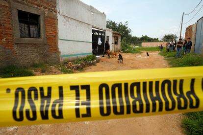 Personas observan el exterior de un centro de rehabilitación donde un grupo armado asesinó a seis personas, en Tlaquepaque, Estado de Jalisco (México), el 25 de julio de 2022.