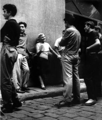 Fotografía de ambiente callejero del Raval (Barcelona) tomada por Joan Colom hacia 1960.