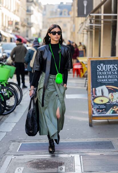 Los cortes asimétricos y el cuero protagonizan este look de estética urbana y de vanguardia. Combinar dos bolsos, uno muy pequeño con otro más grande, es la tendencia que se confirma para la siguiente temporada.