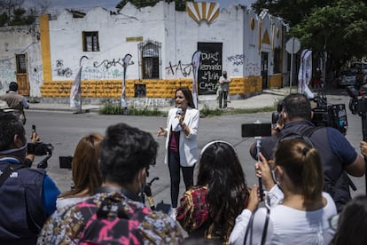 La candidata de Morena Clara Luz Flores presenta su plan de seguridad para Nuevo León a la prensa, este domingo.