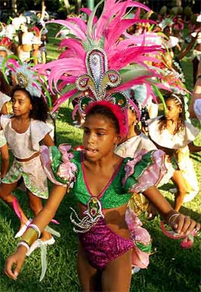 Camila Vila-bispo, de 10 años, dirige un grupo de niños de la escuela de samba La Mangueira.