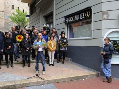 Josu Juaristi, durante su intervención en Vitoria en contra del 'fracking'.