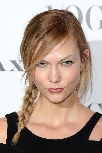 ¿Otra de las alternativas más sencillas? Trenza lateral con un discreto flequillo, como Karlie Kloss