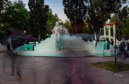 La Fuente de los cántaros en el Parque México, de la Colonia Condesa en la Ciudad de México. La modelo de esta obra del escultor José María Fernández Urbina fue Luz Jiménez.