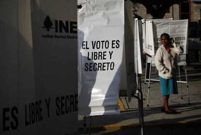 Una mujer espera por su turno de votar en una casilla.