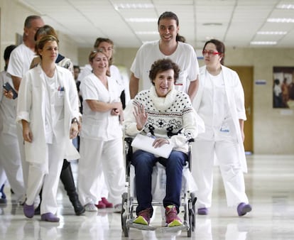 La auxiliar Teresa Romero, tras recibir el alta médica, en el Hospital Carlos III.